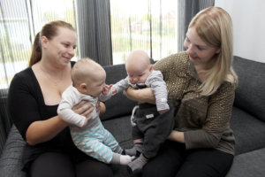Veera Pakkasen Jalmar on 3 kuukautta ja Annika Ylösen Elmeri-poika 2 kuukautta. Äideillä riittää maitoa luovutettavaksi myös muille vauvoille. 