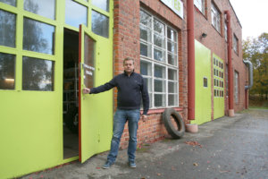 Risto Kalliainen on jo ehtinyt maalata hallin ovet rengasketjun väreillä.