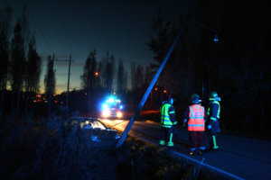 Valotolppa katkesi auton törmäyksestä Viialassa torstai-iltana.