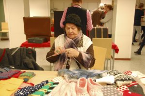 Anja Kinnunen myi myyjäisissä itse tekemiään neulomuksia.