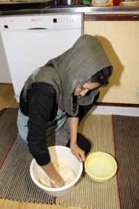 Alema Hashimi teki leipätaikinan, johon tulee vehnäjauhoja, hiivaa, suolaa ja vettä. Taikinan vaivaaminen sujui parhaiten lattialla istuen. 