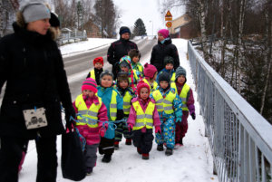 Lastentarhanopettaja Anu Koivula (vas.) marssittaa maanantaisin ryhmänsä Kirkonkylän koulun saliin jumpalle. 