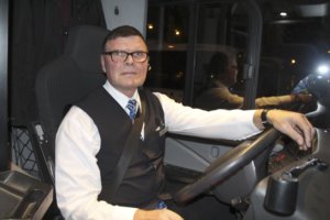 Pertti Päivinen ajaa Länsilinjojen linja-autoa välillä Lempäälä-Tampere-Kangasala. Ammatinvaihtaja on tyytyväinen työhönsä.