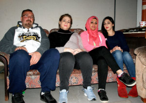 Irakilaisperheen Mohammed (vas.) ja Muruj sekä tytär Zina (vas.) osallistuivat perjantaina kurssille, jolla käsiteltiin suomalaiseen yhteiskuntaan liittyviä asioita. Zina on ystävystynyt vastaanottokeskuksessa asuvan Tugan (kesk.) kanssa.