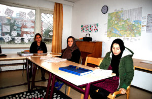 Taiga Mohammad Zarif ja Nilofar Han Ako Afganistanista sekä Nazhat Al-Nazel Irakista opiskelevat suomea opettaja Maria Pantin johdolla kolme tuntia viikossa. 