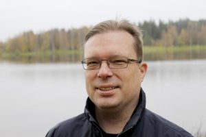 Tomi Koistinen on Akaassa kaksinkertainen junan tuoma. Hän muutti ensimmäisen kerran Toijalaan vanhempiensa mukaan 1970-luvulla. Toijalaan hän palasi 2009, kun työpaikka siirtyi Turusta Tampereelle.