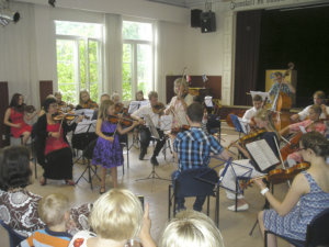 Viime vuonna Päivölän opiston Jousileirin konsertissa soitti tällainen porukka viulua, alttoviulua ja selloa. Etuvasemmalla orkesterin konserttimestarina leirin ideaoitsija Katri Nikkanen.