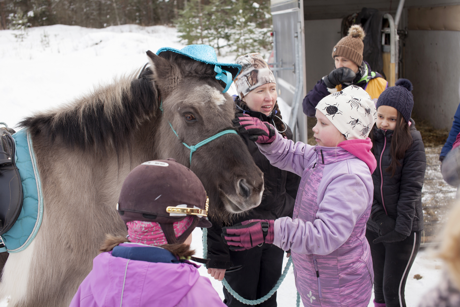 Metsälinnan pääsiäistapahtumassa pääsee ponien kyytiin