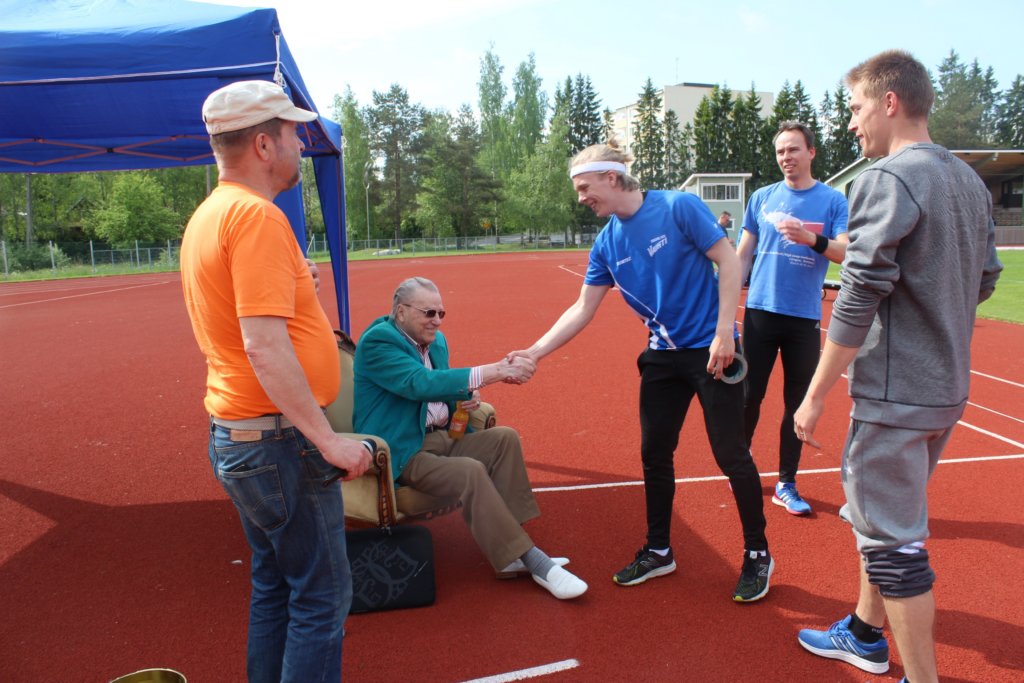 Eeles Landström koki Roomassa vuonna 1960 saman, mitä nähtiin Tokion  olympialaisissa – Toijalan Vauhdista ponnistanut olympiamitalisti  suunnittelee 90-vuotisjuhlaansa, jossa laulaa toinen legenda - Akaan Seutu