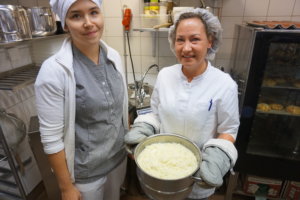 Leipurit Petra Soini ja Veera Heikkilä ovat ammattilaisia puuron hauduttajina. Amurin Helmessä työskentelevät leipurit valmistavat eri puuroja päivittäin. (Kuva: Matti Pulkkinen)