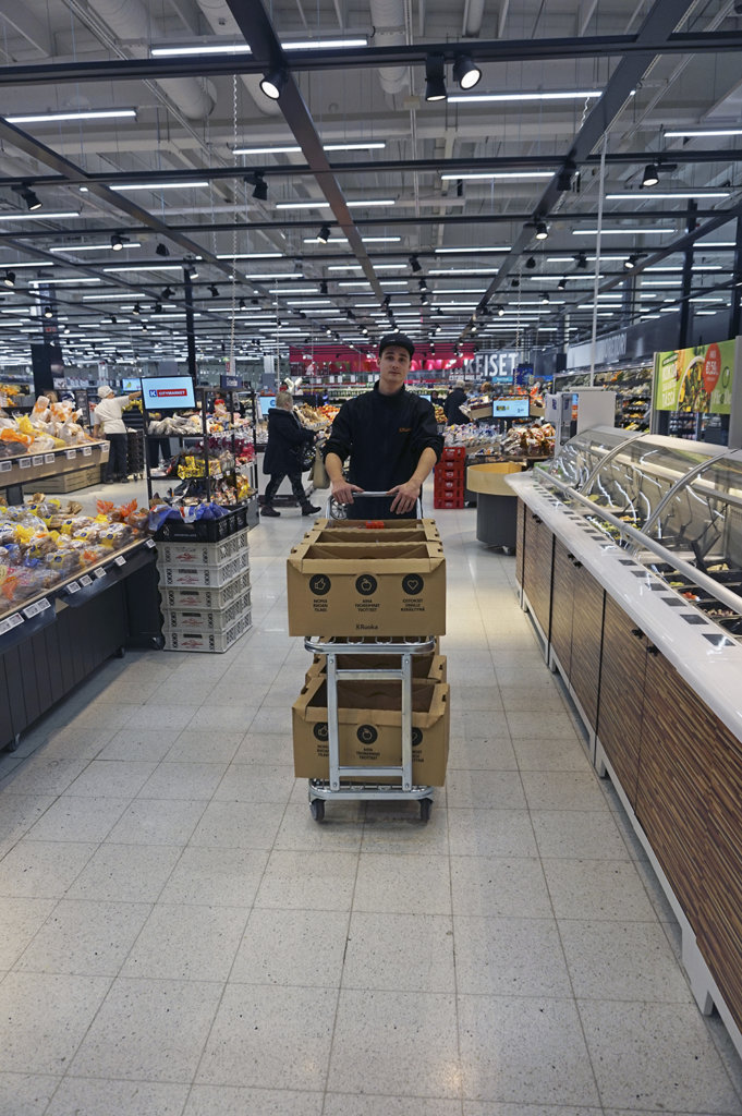 Verkkokauppavastaava Mika Sivonen on vastannut liki kahdeksan kuukauden ajan Pirkkalan K-Citymarketin ruokaverkkokaupasta, josta verkko-ostokset lähtevät kotiinkuljetuspalvelun kera Pirkkalan ja Tampereen lisäksi Lempäälään, Kangasalle, Nokialle ja Ylöjärvelle.