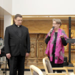 Seurakuntalaiset saattelivat pidetyn pappinsa Mari Pakkasen eläkkeelle lauluin ja puhein