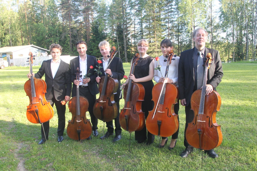 Total Cello Fresh hurmasi tiistai-iltana Urkin Piilopirtin kesäkonsertissa. (Kuva: Erkki Luumi)