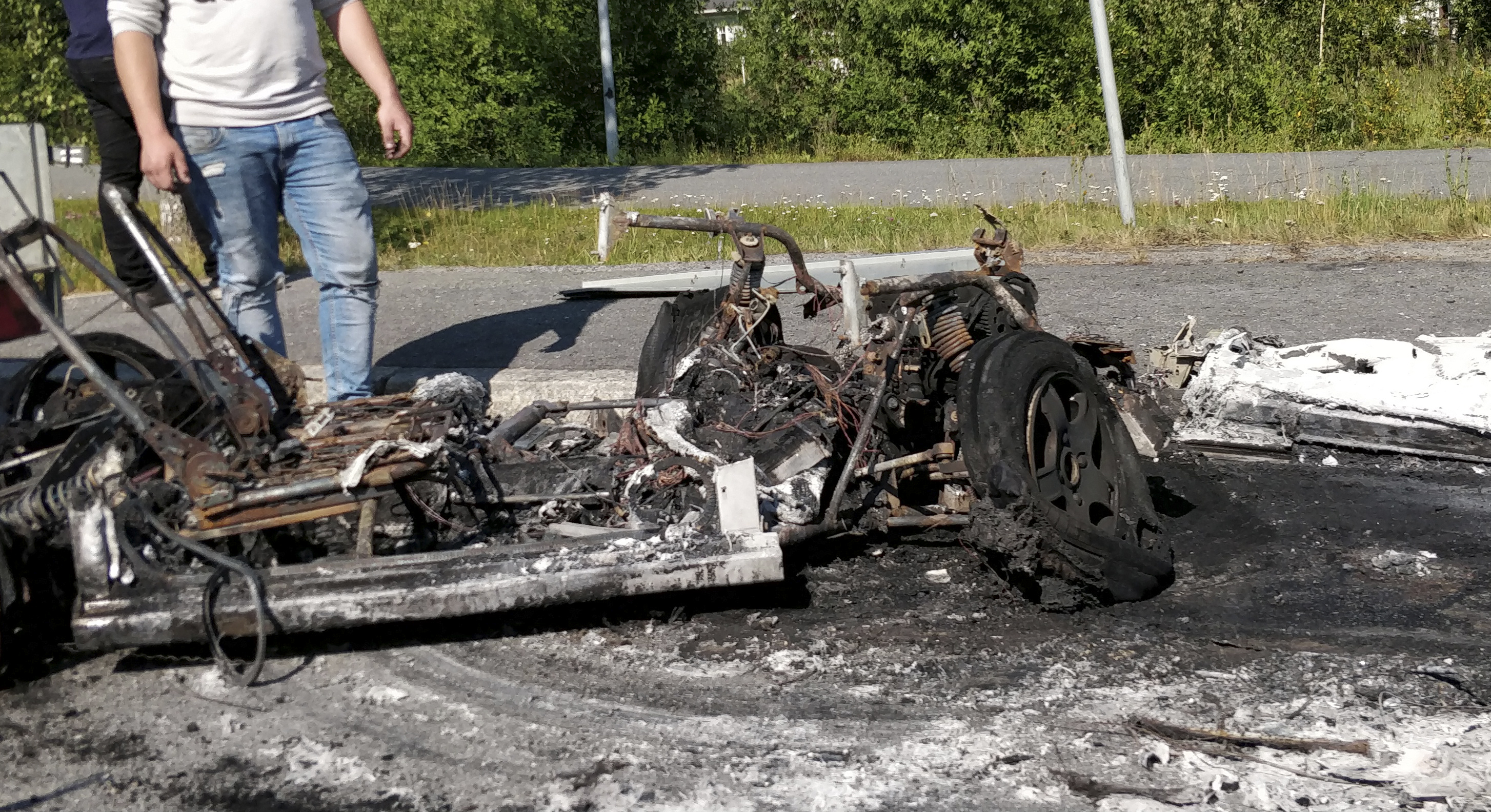 Mopoauto paloi aamuöisenä soihtuna mustaksi muhjuksi Viialan keskustassa – katso video palopaikalta