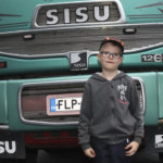 Sisu pääsi Sisun kyytiin Kylmäkosken koulun liikennepäivässä – Kuorma-autolla voi kuljettaa ”Ihan mitä vaan mitä mahtuu sinne”