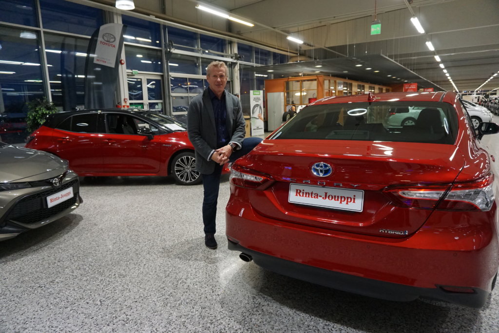 Tervajokelainen maankuulu Rinta-Joupin Autoliike Oy rantautuu joulukuussa Pirkanmaalle tehden uuden maakuntavaltauksen entuudestaan laajaan reviiriinsä. Toimitusjohtaja Ari Rinta-Jouppi odottaa paljon Lempäälään Ideaparkkiin avattavalta myymälältä, jonka toiminta alkaa noin kymmenen ammattilaisen voimin. (Kuva: Matti Pulkkinen)