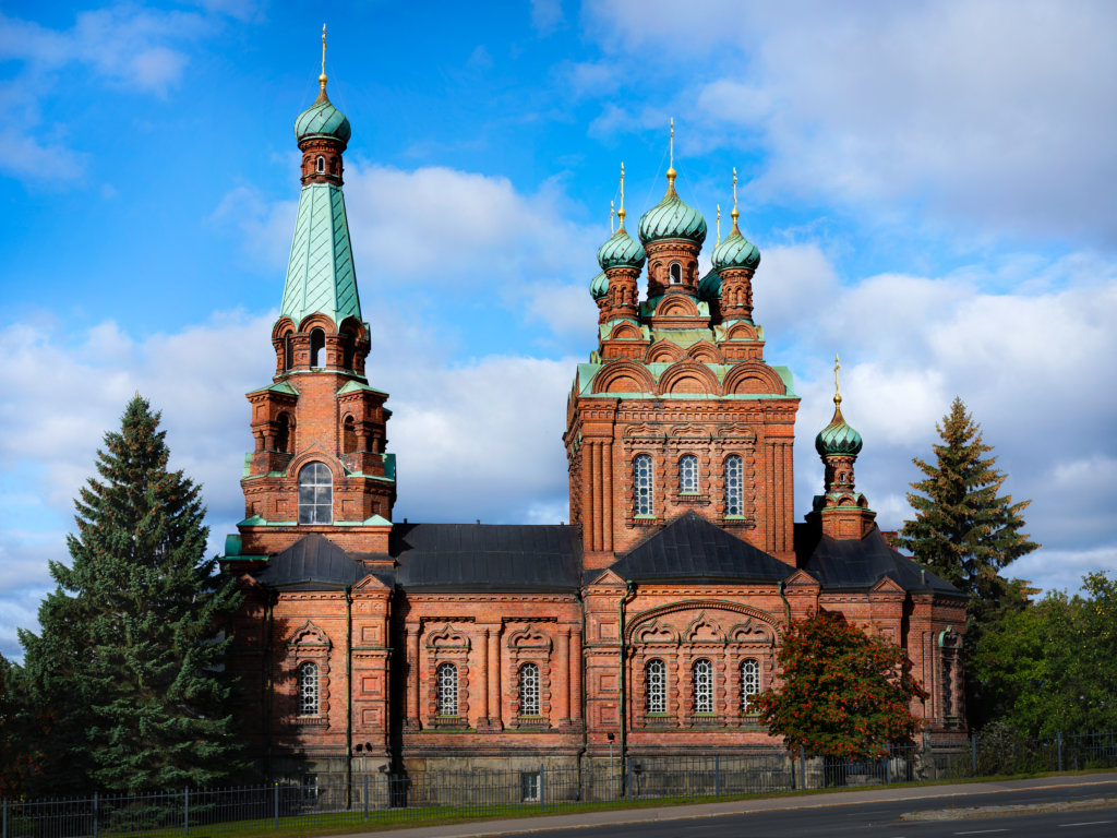 Kirkko on ristinmuotoinen ja edustaa uusbysanttilaista kirkkoarkkitehtuuria. (Kuva: Sami Reivinen)