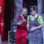NELJÄ TÄHTEÄ: Johannes Korpijaakko juoksuttaa messevästi Ovista ja ikkunoista -komedian tekstiä Hämeenlinnan Teatterissa