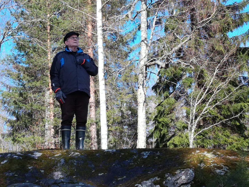 - Maamme-laulu kestää aikaa. Suomalaiset eivät luovu Johan Ludvig Runebergin lyriikasta kansallishymnissään. Kansallisrunoilijan riimitykset ovat täynnä oivaltavia ja hienoja yksityiskohtia, kirjailija Panu Rajala sanoo. Hän aistii suomalaisen luonnon herkkyyttä kesäkodissaan Villa Viehätyksessä Hämeenkyrössä. (Kuva: Marja Norha)