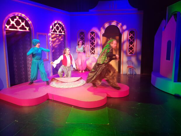 Tampereen Komediateatterissa maanantaina 29. kesäkuuta ensi-iltansa saava Aladdin ja taikalamppu -satunäytelmä ammentaa voimansa komediasta. Tekijät vakuuttavat, että tämänkertaisessa esityksessä ei ole hiventäkään Disney-maailmaa. Kuva on harjoituksista. (Kuva: Matti Pulkkinen)