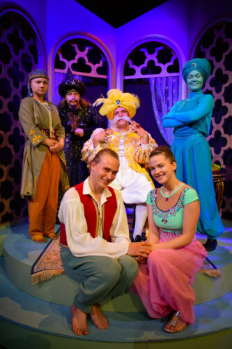 Aladdin ja taikalamppu -satunäytelmä on taidokasta teatteria. Rooleissa ovat Pauliina Eilola (takana vas.), Onni Reilin, Roope Kuusisto, Saara Pohjoismäki, Antti Heinonen (edessä vas.) sekä Janika Peltola. (Kuva: Jere Riihinen)