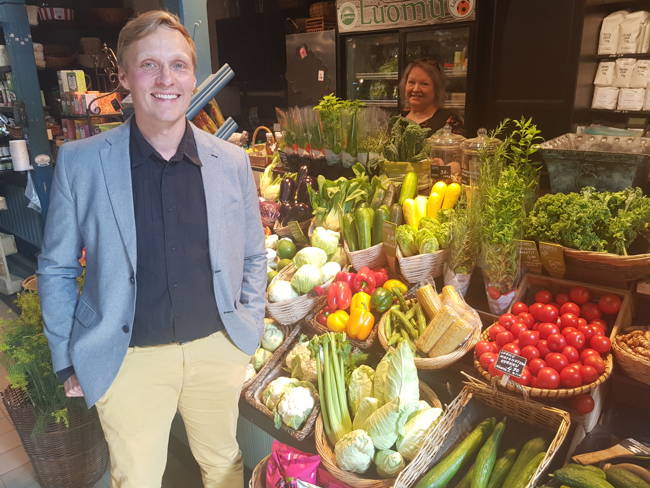 Lähiruoan parissa työskentelevä Antti Luomala kannustaa suomalaisia syömään satokauden mukaan. Hän puhuu ruokakansalaisuudesta, mikä tarkoittaa sitä, että ihminen on aktiivinen ruokavaihtoehtojensa suhteen. Tampereen Kauppahallissa olevassa Valliuksen Vihannespuodissa on saatavilla erittäin paljon eri puolilla Pirkanmaata tuotettuja marjoja, vihanneksia, juureksia sekä yrttejä. (Kuva: Matti Pulkkinen)