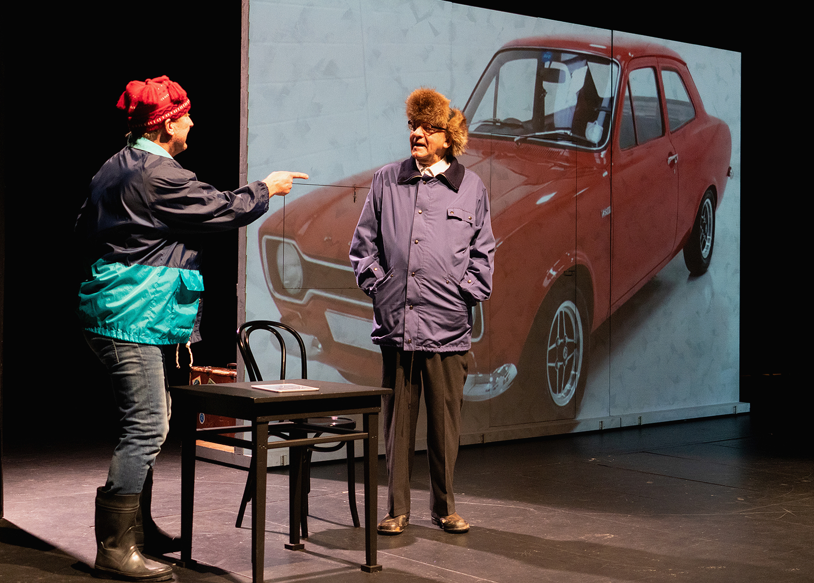 Esko Roine taitaa Mielensäpahoittajan esittämisen. Aimo Räsänen on ohjannut ja tekee monta roolihahmoa suurella intohimolla. Suomalaisten hyvin tuntema Ford Escort 1100 on tärkeässä asemassa juonin kuljettamisessa. (Kuva: Kari Sunnari)