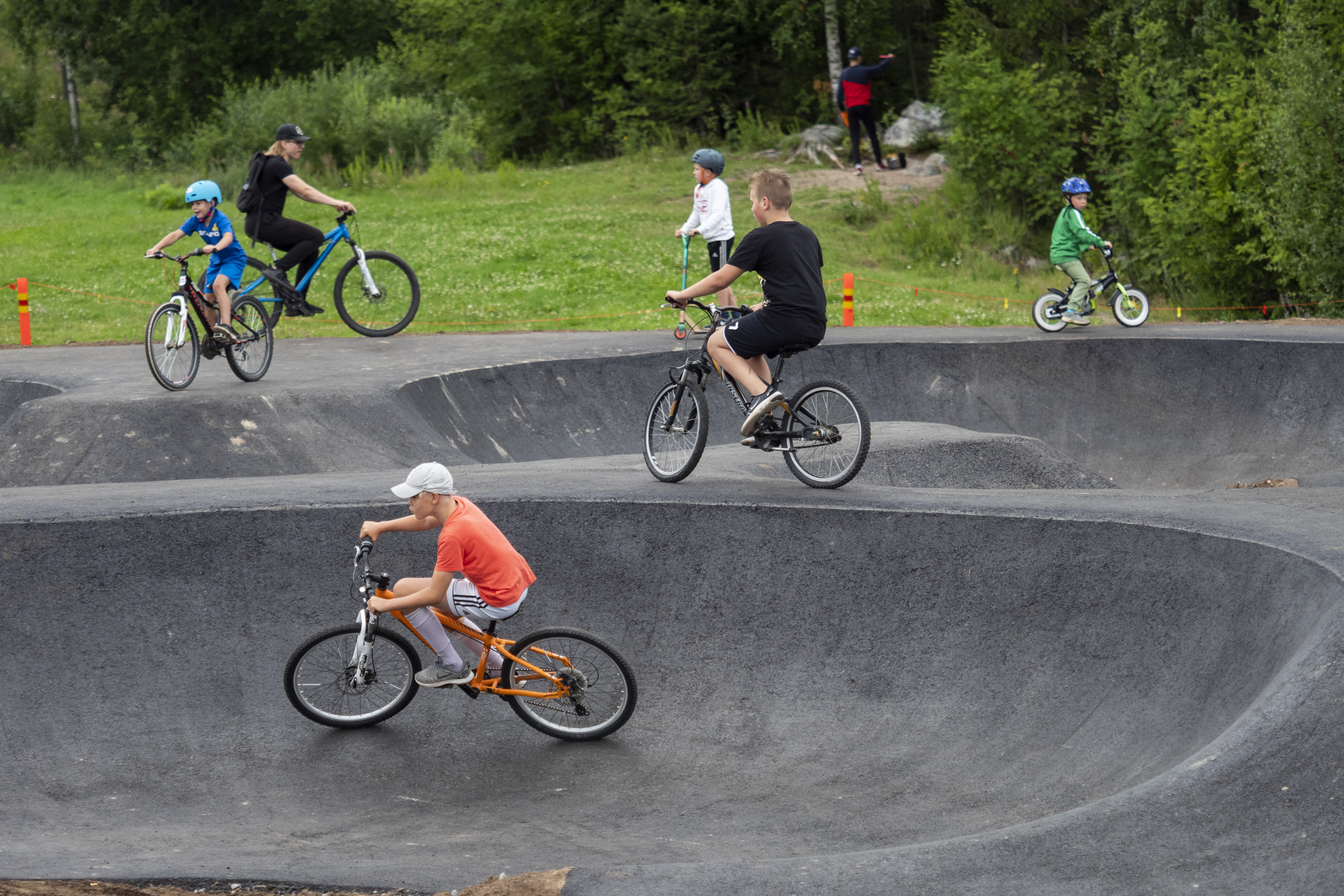 OriPark-aktiviteettipuistosta varttuu Oriveden vetonaula. Pumptrack-rata kerää harrastajia. Orivedellä ollaan hyvin toiveikkain mielin uusien asukkaiden suhteen. Maalle muutto -trendi konkretisoituu paikkakunnan arjessa. (Kuva: Juha Jäntti)