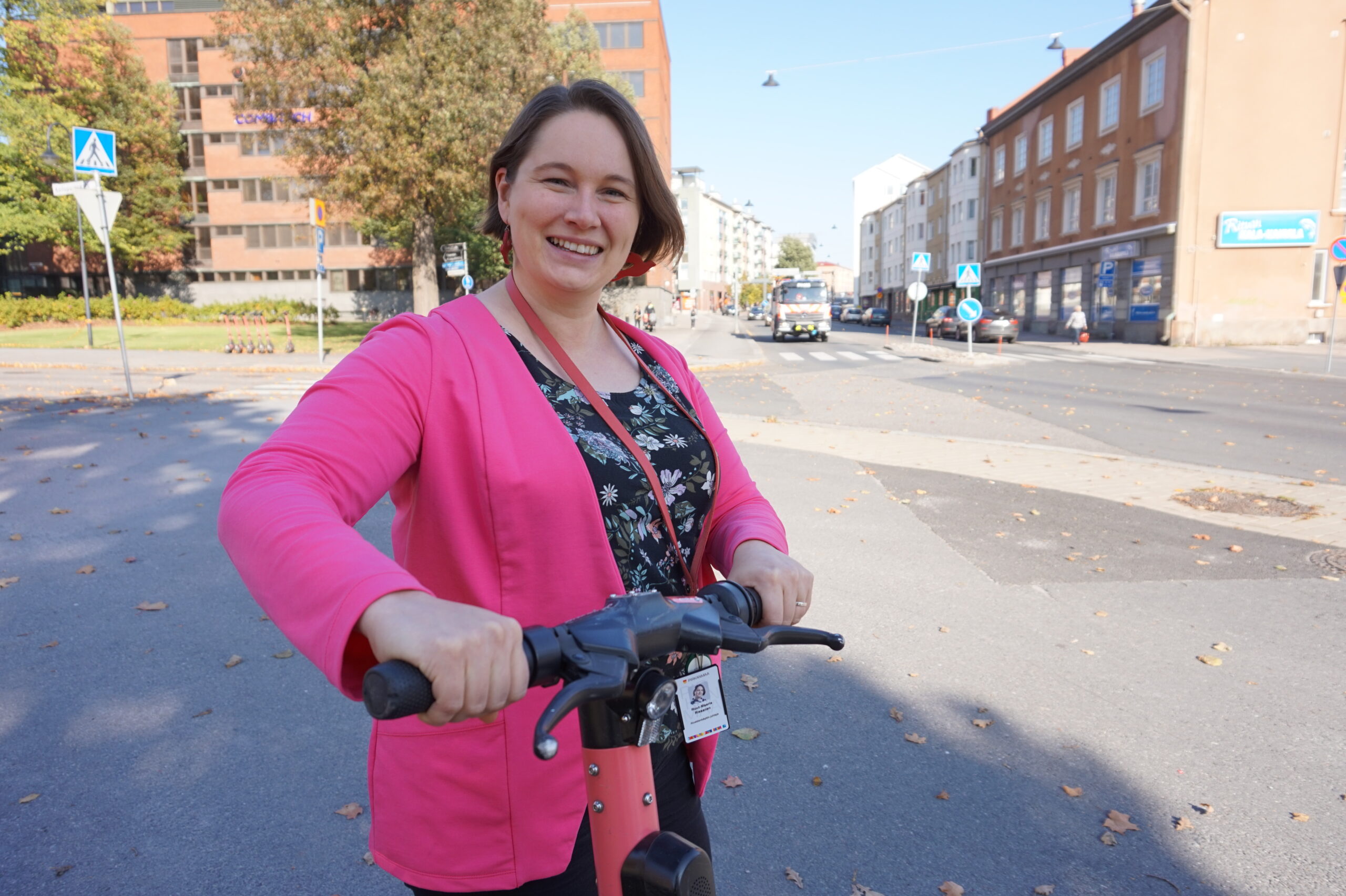 Alueidenkäytön johtaja Ruut-Maaria Rissanen nostaa sähköpotkulaudan esimerkiksi liikkumisen uusista välineistä. Ne ovat saavuttaneet hetkessä suuren suosion. Rissasen mielestä Pirkanmaan maakunnassa ihmiset pääsevät liikkumaan hyvin monipuolisia mahdollisuuksia hyödyntäen. (Kuva: Matti Pulkkinen)