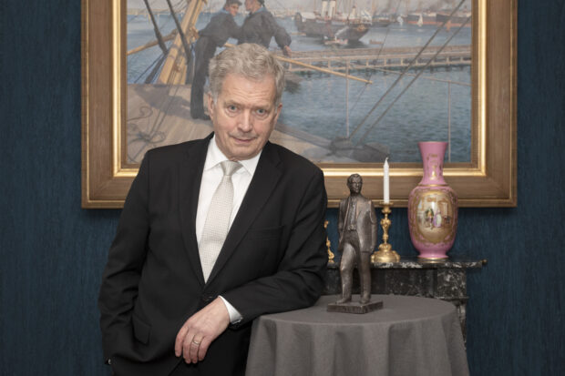 Presidentti Sauli Niinistö on ottanut toiminnassaan Suomen hyvin ainutlaatuisen paikallislehdistön huomioon. Niinistö sai tänään Antin päivänä Antti-patsaan. (Kuva: Jon Norppa)