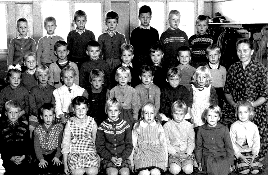 Rasin koulun vuoden 1960 ekaluokkalaiset aloittivat opintien Aune Lehtisen johdolla – Kun välitunti alkoi, järjestäjä pyyhki taulun ja avasi ikkunan pihalle ja muut juoksivat ulkohuussiin