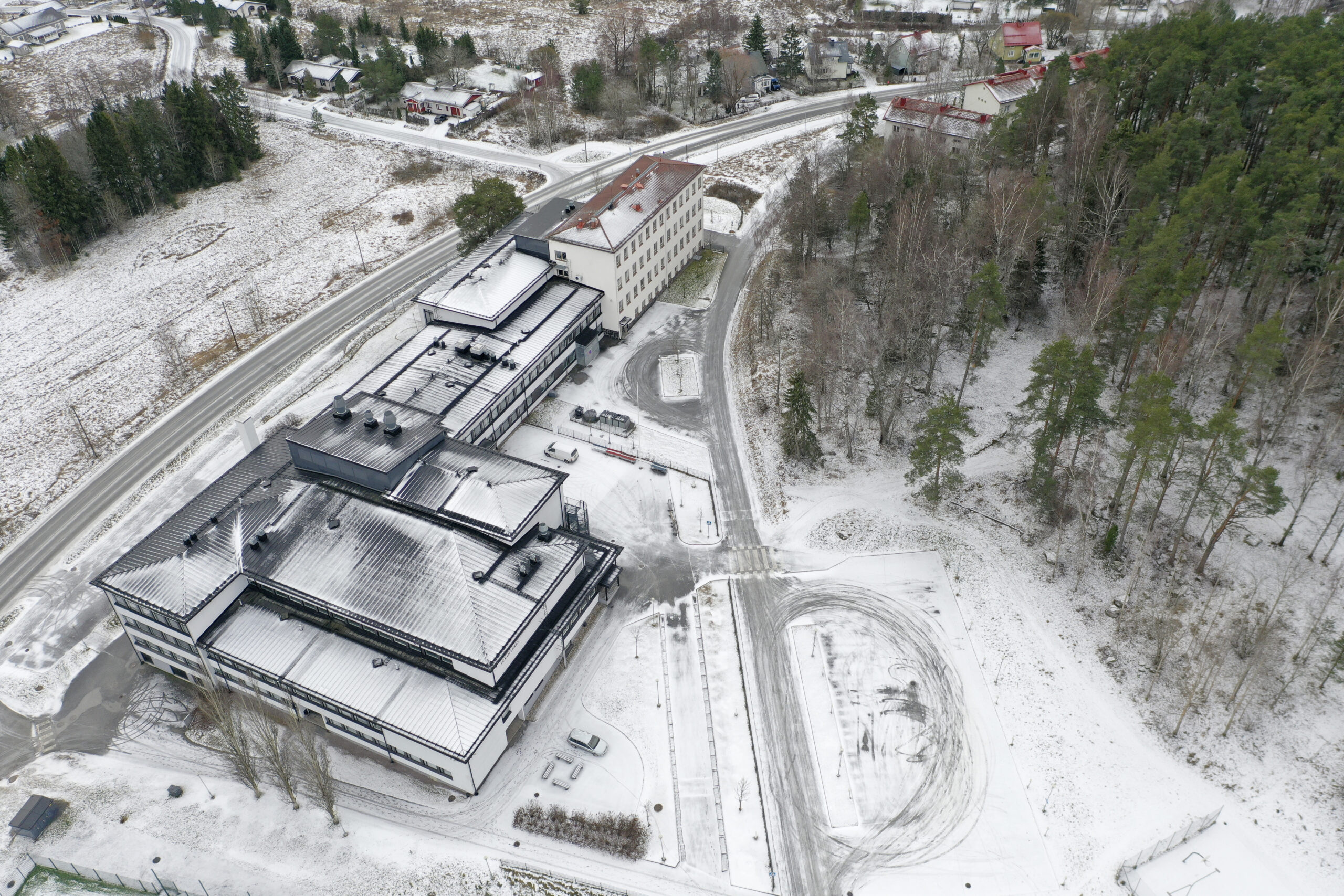 Yksityiset kauppaavat Akaassa useita omakoti- ja rivitalotontteja – Kaupunki myy monikerroksista rakennuspaikkaa Lastumäen metsästä