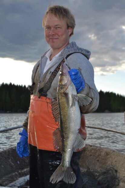 Pyhäjärvellä kalastava Pekka Rintamaa viihtyy hyvin ammatissaan. Hän pitää kaupallisen kalastajan ammattinsa tulevaisuutta valoisana. Mies kannustaa toimeliaita ja pitkäjänteisiä henkilöitä hankkiutumaan ammattikalastajiksi.