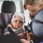 Näin lapsi matkustaa turvallisimmin autossa – Uusi suositus neuvoo turvaistuimen käyttämistä 150-senttiseksi asti: ”Suomessa turvalaitteista luovutaan liian aikaisin”