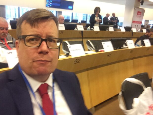 Euroopan alueiden komiteaan kuuluva tamperelainen Mikko Aaltonen on harvoja pirkanmaalaisia, joka on maakunnan viestinviejänä Euroopan unionissa. Hän toivoo, että Pirkanmaan kunnat ottavat nyt sydämenasiakseen osallistumisen 9. toukokuuta alkaneeseen EU:n tulevaisuuskonferenssiin.
