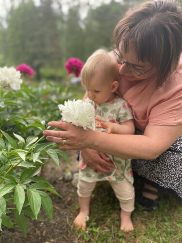 Liisa Välilä on äiti ja mummo. Hän on tehnyt runsaat 30 vuotta töitä lapsiperheiden hyväksi. Nykyään hän työskentelee Kirkkohallituksessa parisuhde- ja perheasioiden asiantuntijana. Välilä on VauvaSuomi ry:n hallituksen jäsen.