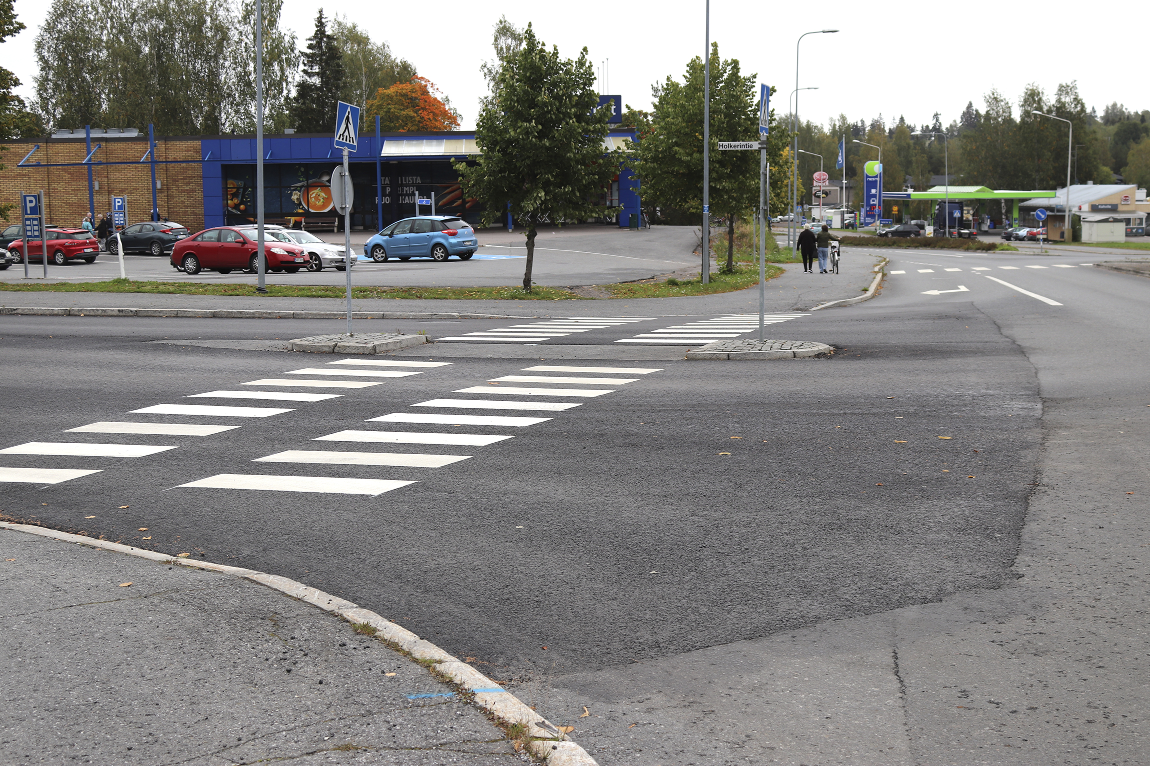 Sähkönsininen polkupyörä vietiin sillä välin, kun omistaja kävi kaupassa