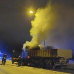 ”Kyllä se loppui tähän nyt, en mahtanut mitään” – Katso kuvat palopaikalta: Kari Salmisen aura-auto syttyi tuleen ja tuhoutui Viialassa kesken ajon