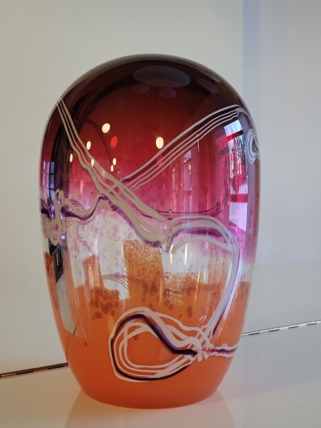Muun muassa tämä lasinen graal-tekniikalla valmistettu taideteos kuuluu Urkin Piilopirtin ilmastotaidenäyttelyn antiin. Teos kuvaa levää. (Kuva: Matti Pulkkinen)