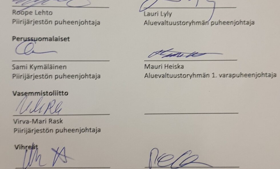 Aluevaltuustopuolueiden edustajat allekirjoittivat torstai-iltana Pirkanmaan hyvinvointialueen valtuustosopimuksen.