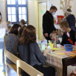 Katso kuvat: Pienet taiteilijat loihtivat pääsiäispupuja ja virpomavitsoja – Mannerheimin Lastensuojeluliiton pääsiäisaskartelutapahtumassa Viialassa sai toteuttaa itseään