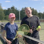 Nuoret Sohvi Rantanen ja Ida Latvio jakoivat naisten sarjan kirkkaimmat mitalit Akaan tennismestaruuskisoissa