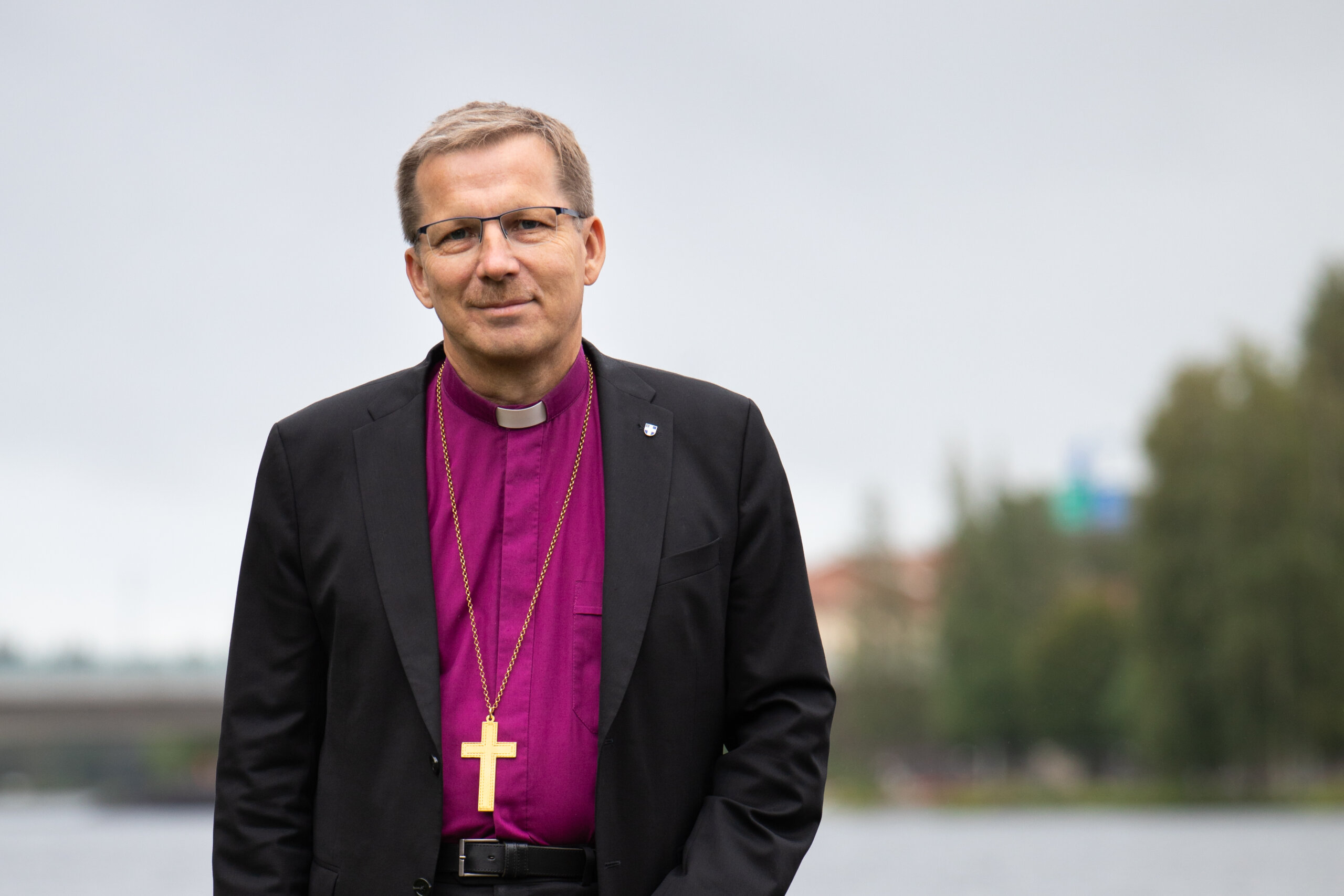 Oulun hiippakunnan piispa Jukka Keskitalo toimii kansallisen Vauvan päivän suojelijana. Hän sanoo, että Suomessa on varmasti vielä tekemistä esimerkiksi siinä, miten vauvat ja lapset hyväksyttäisiin mukaan luontevasti kaikenlaisiin tilanteisiin ja julkiseen tilaan, Keskitalo miettii kannustimia. (Kuva: Sanna Krook)