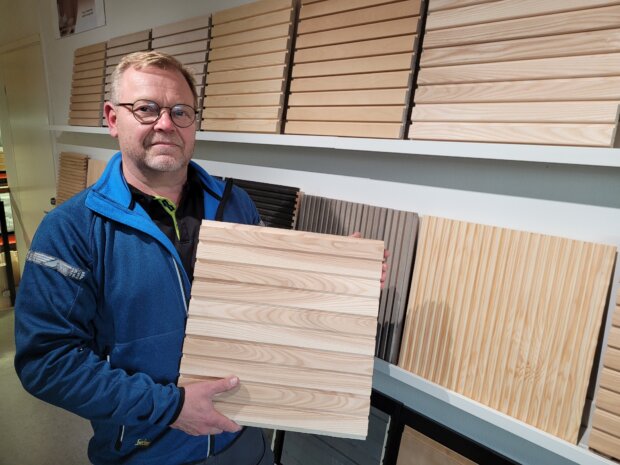Puuinfo Oy:n hallituksen varajäsen ja puutavarakauppias Tapio Outinen sanoo, että rakentaminen on säilynyt kohtuullisen hyvällä tasolla. Hänen mukaansa kuluttajat ovat hyvin perillä puutavaran hintamekanismista ja sen aiheuttamista heilahteluista. (Kuva: Matti Pulkkinen)