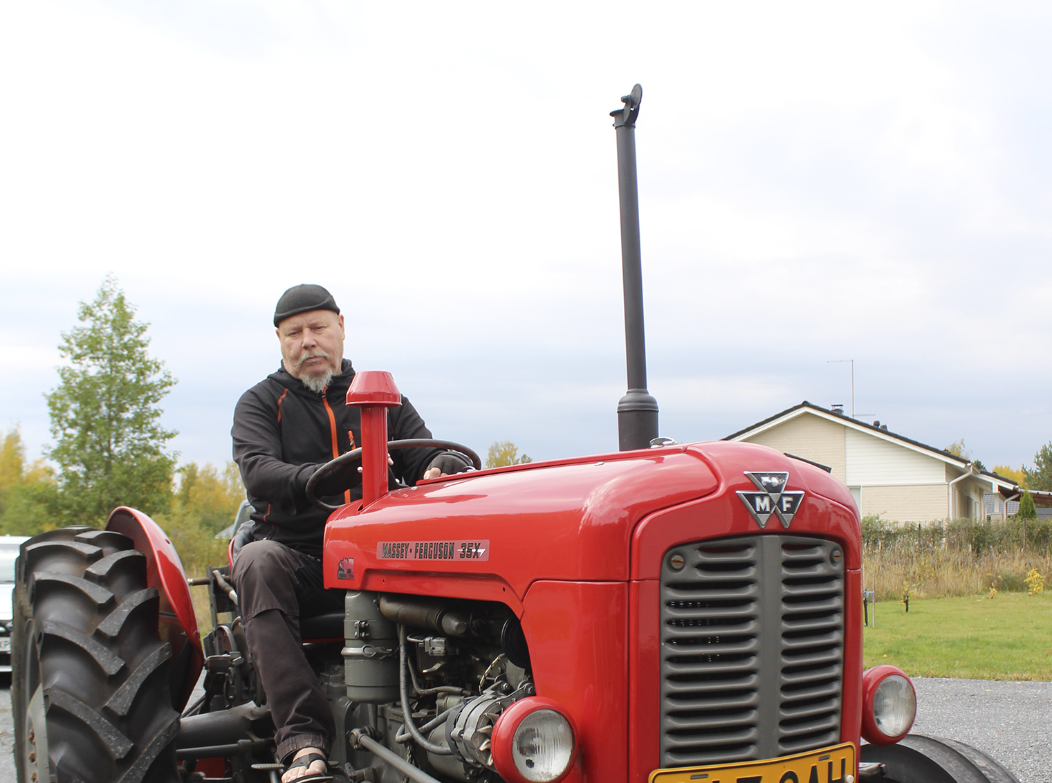 Katso video: Vuosimallin 1964 Massey-Ferguson on Juha Kuusalan kauppakassi, jonka mukana kulkee kaksi vaaleanpunaista possua – De Luxe tarkoittaa kahta asiaa