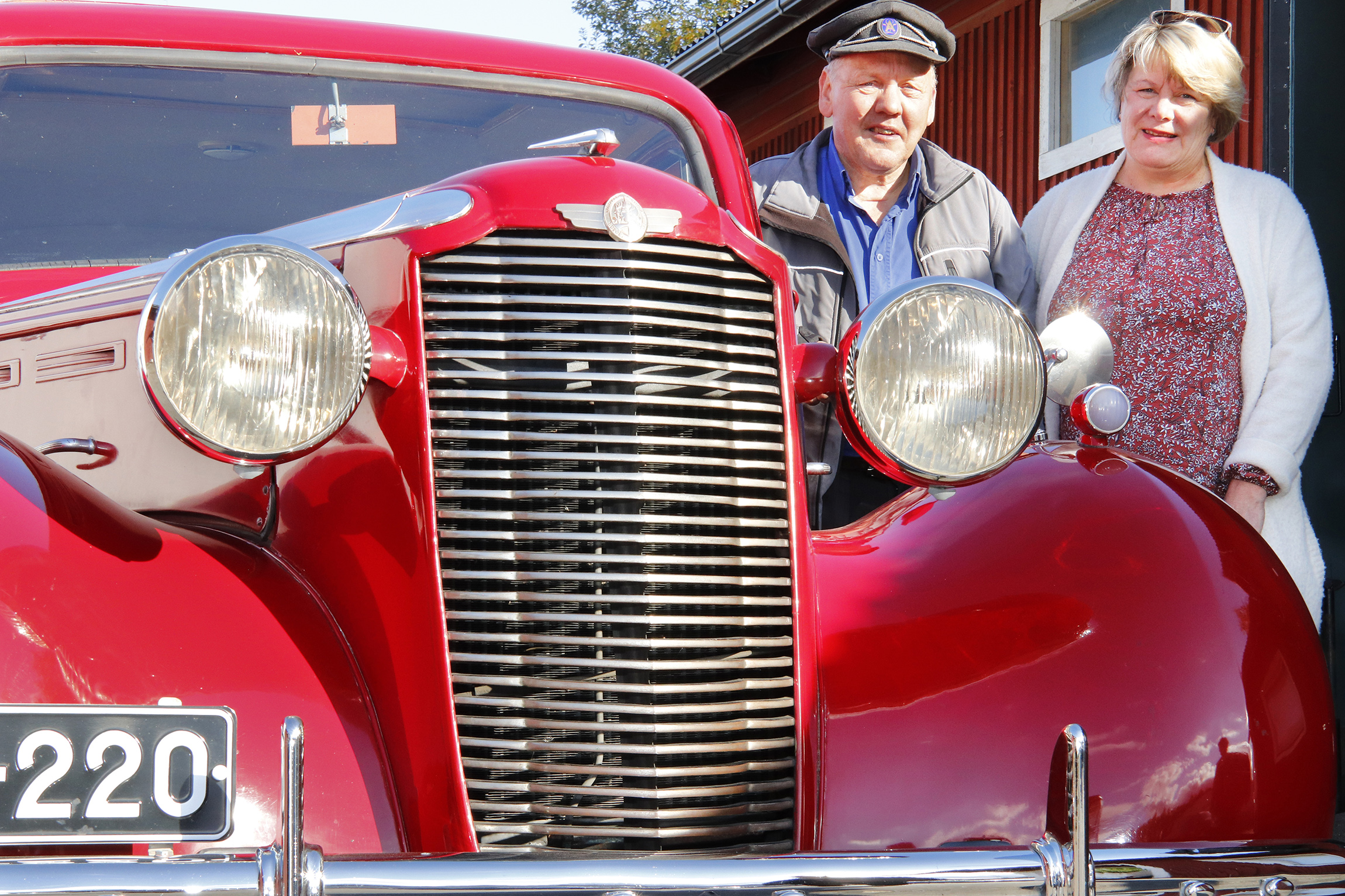 Rakkaudesta kaarevaan peltiin ja moottorinhyrinään – Pertti Laaki antautui vanhoille autoille 50 vuotta sitten eikä ole katunut