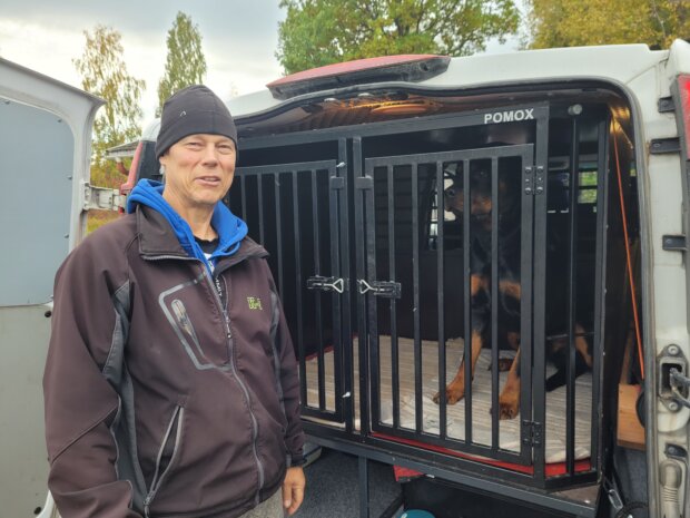 Sastamalainen yrittäjä Petteri Ikonen on erikoistunut mittatilaustyönä tehtävien koirien kuljetushäkkien rakentamiseen. Hän muistuttaa, että oikeaoppinen häkki merkitsee koiralle elämänlaatua.