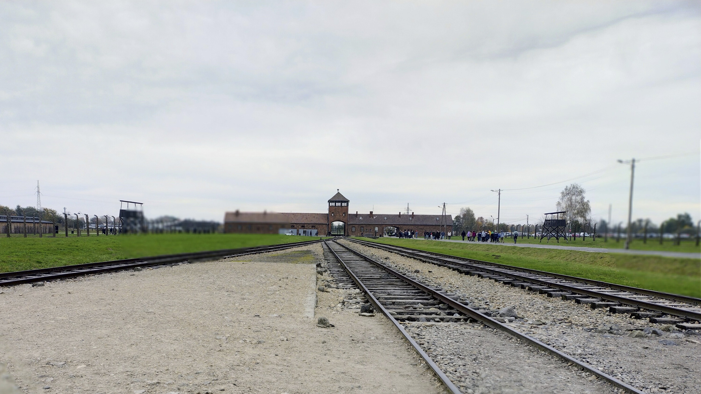 Vierailin syyslomalla Auschwitz-Birkenaun keskitysleirillä – Valokuvassa pienet lapset äitiensä kanssa katsoivat kameraa kohti vain hetkiä ennen kuolemaansa