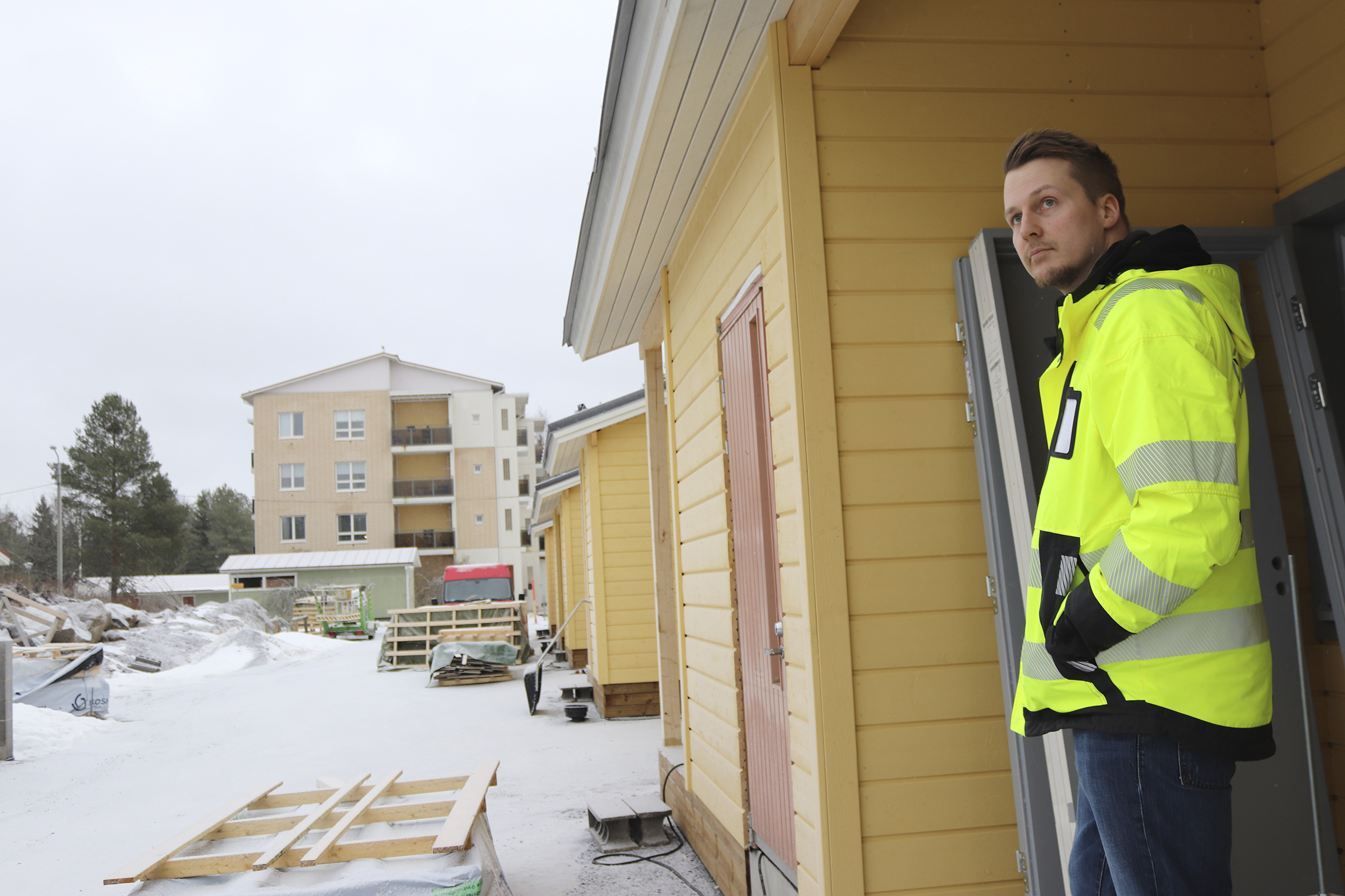 Palaneen puutalon tontille valmistuu keväällä uusia asuntoja – Yrittäjä Vesa-Matti Laakkosen mukaan ennakointi on ollut tärkeää Keltaleinikin urakassa, kun maailmantilanne on ollut haastava