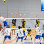 Tiikerit tasoitti otteluvoitot Akaa-Volleyta vastaan Hollihaan hienossa tunnelmassa – Sarja tiivistyy ja jatkuu keskiviikkona Akaassa